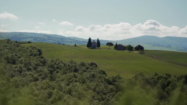 Pittoreska panorama typiskt landskap i Toscana. Avlägsen plan — Stockvideo