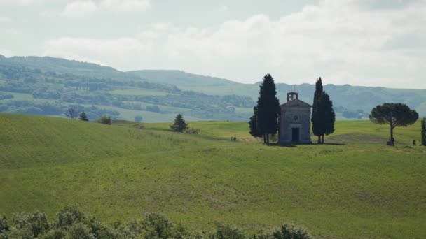 Amazing spring landscape with green rolling hill and Vitaleta chapel near Pienza — ストック動画