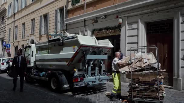 ROME, ITALY - MAY 14, 2019: Worker load waste in garbage truck Cardboard recycle — Stock Video