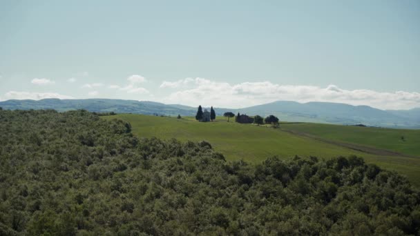 Schöne grüne Frühlingslandschaft mit Kapelle Vitaleta mit sanften Hügeln Toskana — Stockvideo