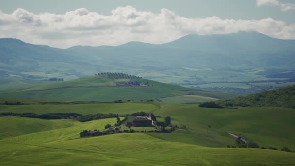 Nuvole bianche come la neve galleggiano rapidamente sul pittoresco paesaggio della Toscana. Panorama — Video Stock