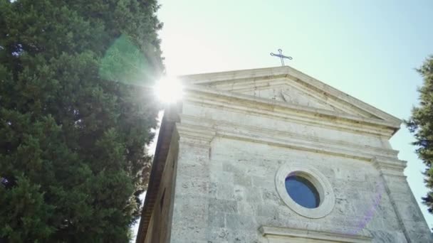 Vista ad angolo basso della Cappella di Vitaleta giornata di sole primaverile tra cipressi verdi — Video Stock