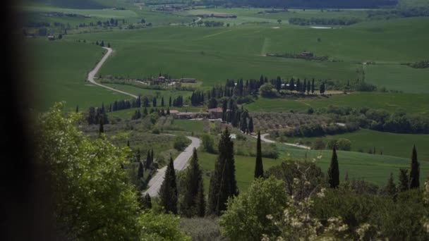 Peeping camera of picturesque tuscan landscape on observation deck in Pienza — Stock Video