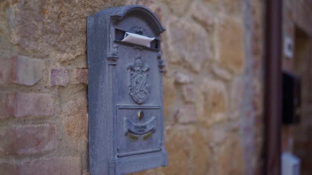 Vintage blau-grauer Keramik-Briefkasten mit Brief auf alter Steinterrakottawand — Stockvideo