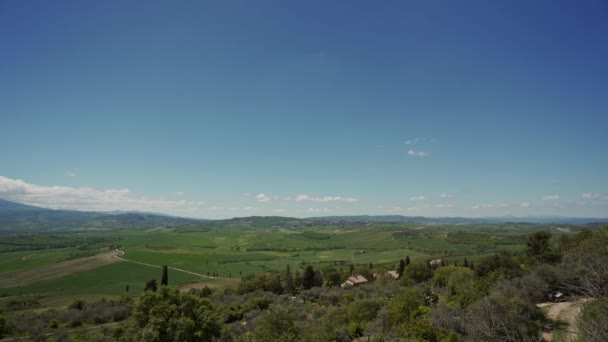 Vista superior del pintoresco paisaje toscano de primavera con colinas verdes en el día soleado — Vídeos de Stock