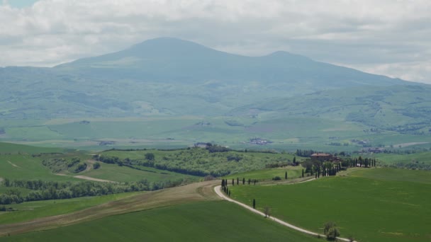 Paisagem típica da Toscana com colinas ondulantes, estrada de gladiadores em torno da cidade Pienza — Vídeo de Stock