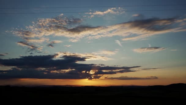 Increíble puesta de sol naranja nublado en el cielo azul de la noche, fondo — Vídeo de stock