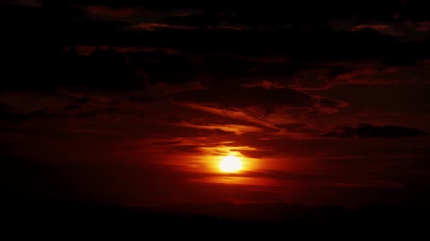 Increíble puesta de sol roja en el cielo nublado. Fondo natural. Tiempo de lapso de vídeo 4k — Vídeo de stock
