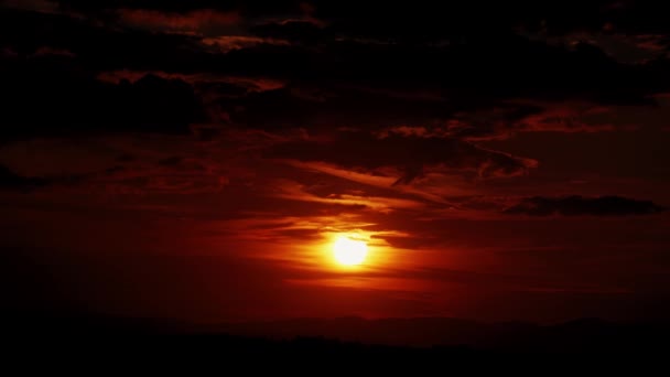 Increíble puesta de sol en el paisaje nublado. Sol naranja en el cielo rojo. Belleza de la noche escarlata — Vídeo de stock