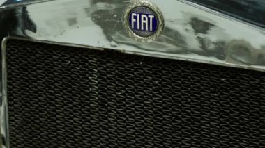 Moskova Havaalanı Domodedovo, Rusya - 07 Ocak 2020: Fiat 509 Spider, amblemi