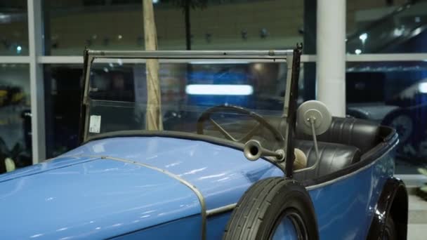 Moskauer flughafen domodedovo, russland - 07 januar 2020: peugeot 172 r retro car — Stockvideo