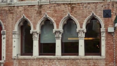 Venedik, İtalya - 21 Mayıs 2019: Antik binanın mimari cephesi. Dikey