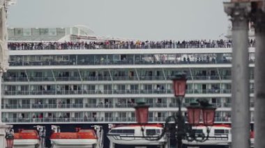 San Marco Kanalı 'ndan San Marco Meydanı' na doğru giden geniş bir gemi.