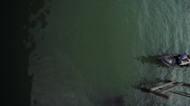 Venedik, İtalya - 21 Mayıs 2019: Turistli gondol manzarası. Dikey çekim