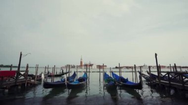 Venedik 'teki San Giorgio Maggiore kilisesi ile Saint Mark meydanına demirlemiş Gondollar.