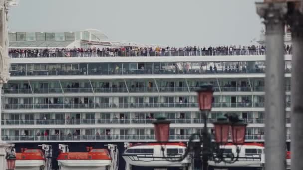 Groot cruiseschip vaart langs het San Marco kanaal langs het Piazzetta San Marco plein — Stockvideo