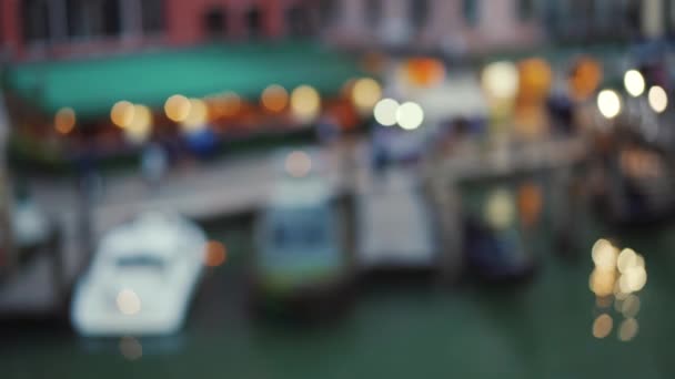 Venedik, İtalya - 21 Mayıs 2019 Venedik kanalı boyunca teknelerle dolu bir cadde — Stok video
