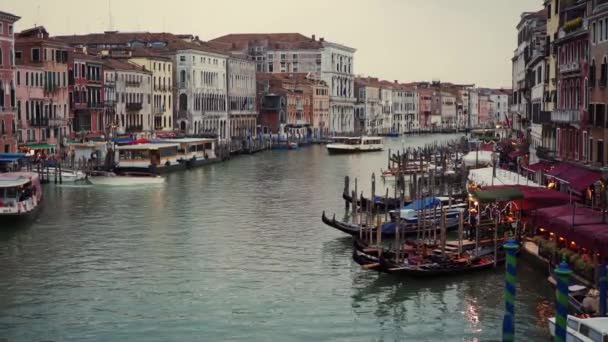 Fantastisk kvällsutsikt över vackra Venedig, Italien. Gongdolorna ligger förtöjda vid piren. — Stockvideo