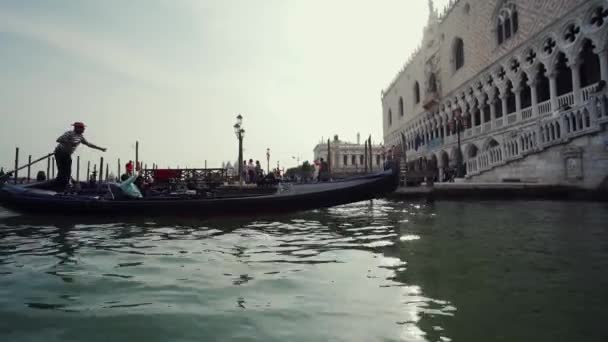 VENEZIA, ITALIA - 21 MAGGIO 2019: Gondole con turisti, gondoliere a vela sul canale — Video Stock