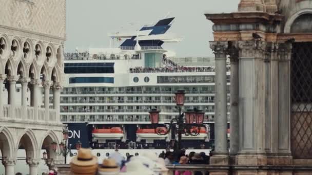 Θέα από την πλατεία Piazzetta San Marco καθώς το κρουαζιερόπλοιο ταξιδεύει κατά μήκος του καναλιού του Αγίου Μάρκου — Αρχείο Βίντεο