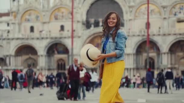 VENEZIA, ITALIA - 21 MAGGIO 2019: Donna che lancia il cappello di paglia nel cielo, Piazza San Marco — Video Stock