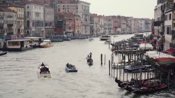 Utsikt från berömda Rialtobron till båtar, gondoler seglar på Canal Grande, Venedig — Stockvideo