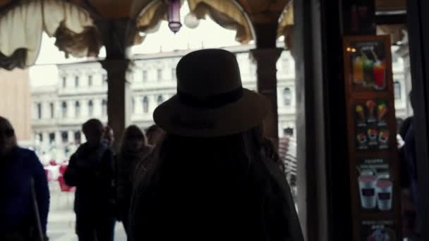 VENEZIA, ITALIA - 21 MAGGIO 2019: ragazza in cappello entra in Piazza San Marco, vista posteriore — Video Stock