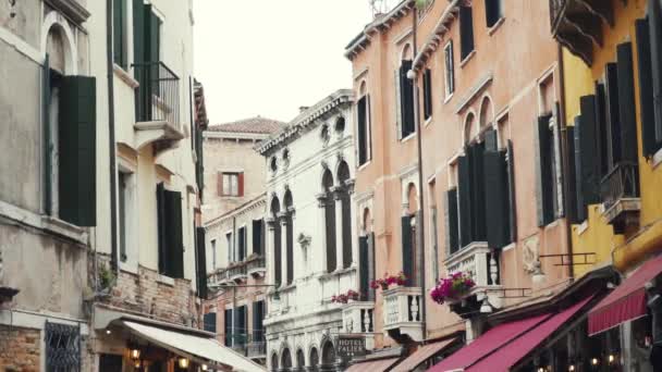 Venedig, Italien - 21. Mai 2019: enge Straße mit Touristen, historische Gebäude — Stockvideo