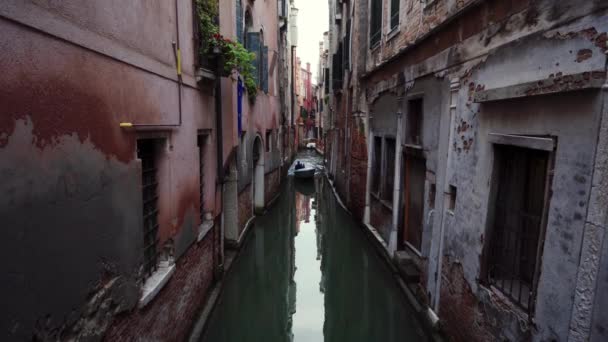 베네치아, 이탈리아 - 2019 년 5 월 21 일: 오래 된 역사적 건물 들 사이를 지나가는 모터보트 — 비디오