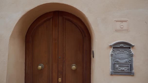 Behuizing met nummerbord zes, houten boogvormige deur, vintage brievenbus oude stad — Stockvideo