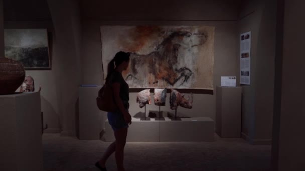 San Gimignano, Olaszország - Május 17, 2019: Lány néz festészet galéria, sziluett — Stock videók