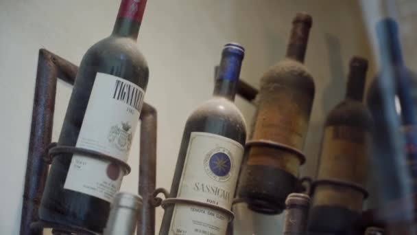 SAN GIMIGNANO, ITALIA - 17 DE MAYO DE 2019: Colección de vinos tintos viejos, botellas polvorientas — Vídeo de stock