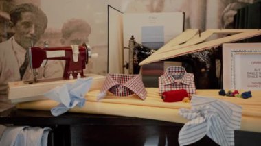 Ferrara, İtalya - 20 Mayıs 2019: Erkek gömleği dikme dükkanının yaratıcı vitrini