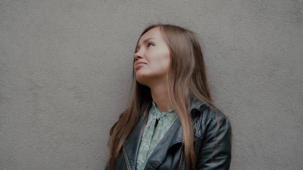 Retrato de triste chica adolescente infeliz con problemas contra el fondo de la pared gris — Vídeos de Stock