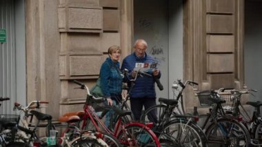 Bologna, İtalya - 20 Mayıs 2019: Bisiklet caddesinde haritaya bakan kıdemli turistler