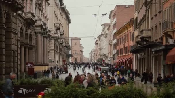 BOLOGNA, ITALIA - 20 DE MAYO DE 2019: Turistas en la calle comercial principal Via Rizzoli — Vídeo de stock