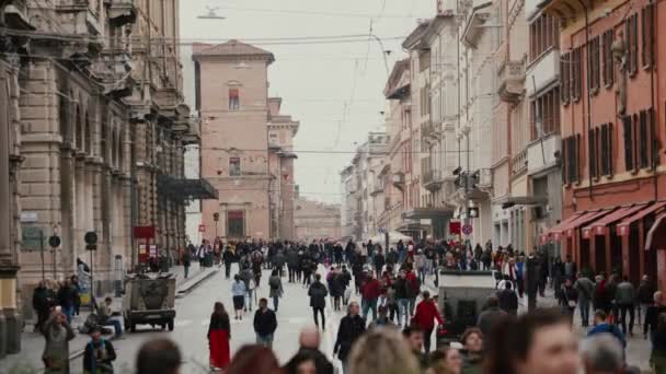 BOLOGNA, ITALY - 20 мая 2019 года: Туристы на знаменитой торговой улице Via Rizzoli — стоковое видео