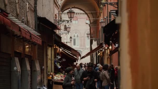 BOLOGNA, ITÁLIA - MAIO 20, 2019: Turistas caminham por famosas arcadas com lojas — Vídeo de Stock