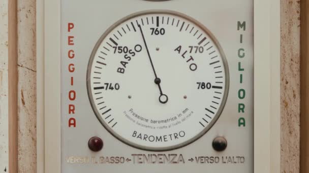 Street barometer barometro with text means low, high, worsen, improve, tendency — Stock video