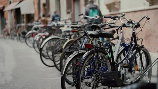 Fila de bicicletas aparcadas en el aparcamiento de la calle. Bicicletas de pie cerca uno del otro — Vídeo de stock