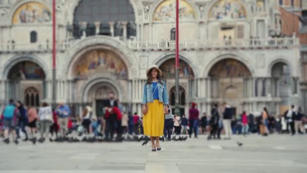 VENICE, ITALY - MAY 21, 2019: Romantic lady in yellow skirt, hat walks San Marco — стокове відео