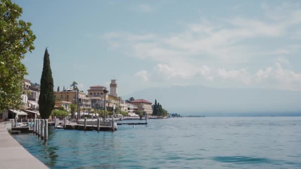 Prachtig uitzicht op het Gardameer vanaf Gardone Riviera. Lakefront van resortstad, Italië — Stockvideo