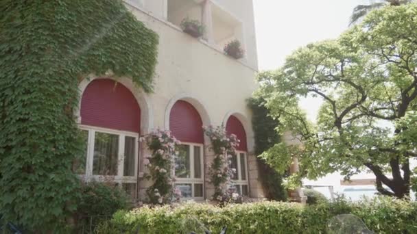 Antiguo edificio típico italiano cubierto exterior, hermoso jardín con macizo de flores — Vídeos de Stock