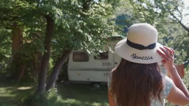 Följ till kvinna i hatt och romantisk klänning, kommer att husbil parkerad i skogen — Stockvideo