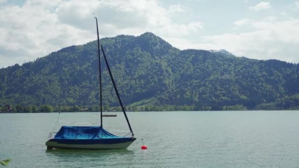 Naturskön utsikt över sjön Tegernsee, segelbåt, bayerska kullar på god vår solig dag — Stockvideo