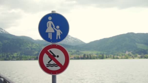 Podpisz nadzór rodzicielski lub obszar spaceru w kolorze niebieskim, No Diving znak ostrzegawczy, jezioro — Wideo stockowe