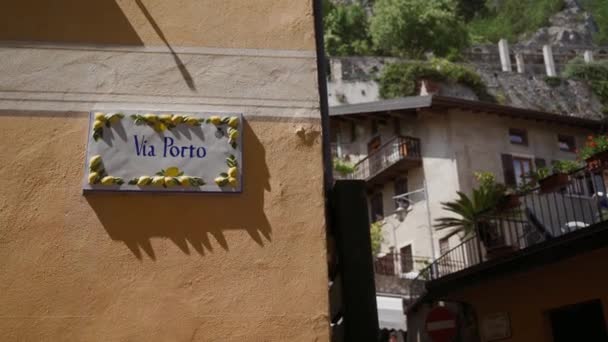 Panneau avec inscription italienne rue Porto avec des citrons en céramique sur le mur — Video