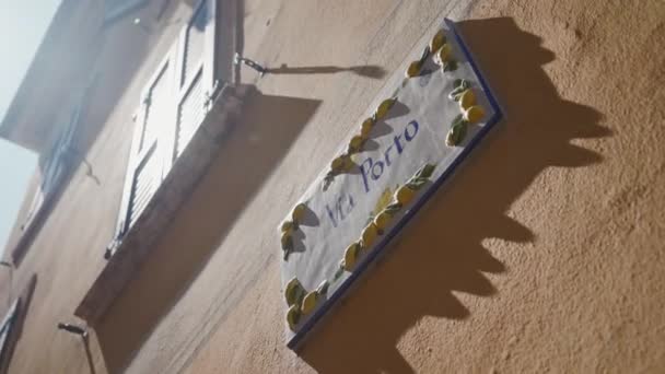 Panneau de rue avec texte italien signifie rue Porto sur le mur du bâtiment à la lumière du soleil — Video