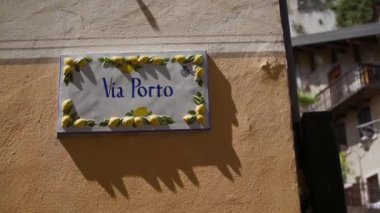 Duvarında seramik limon olan İtalyan işaretiyle Porto Caddesi.