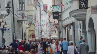 REGENSBURG, GERMANY - 25 / 05 / 2019: Turist kalabalığı cadde boyunca yürüyor